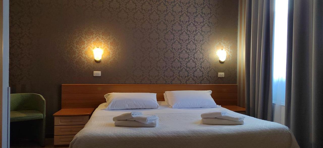 Hotel Nuovo Rondo セスト・サン・ジョヴァンニ エクステリア 写真